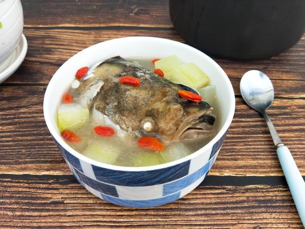 魚頭和什么一起煲湯最好（魚頭加姜蒜頭湯對人體有多大好處）(1)