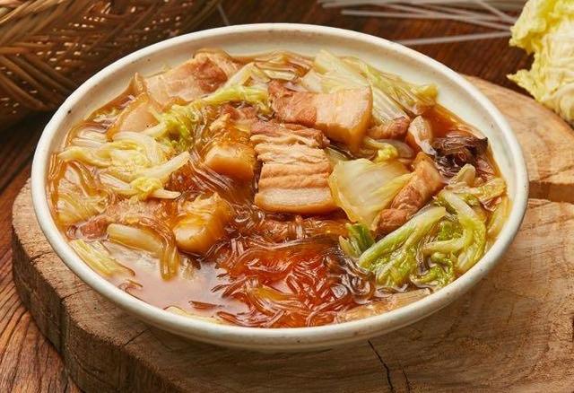 豬肉白菜燉粉條是怎么做的(白菜燉粉條怎么做才好吃不放肉)(1)