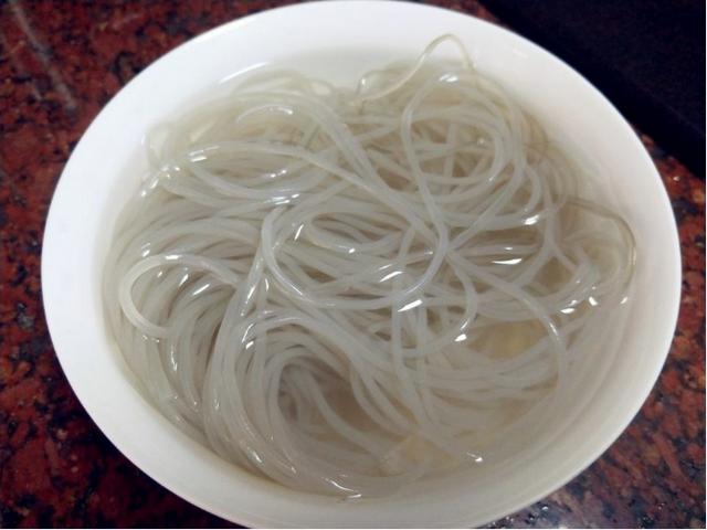 豬肉白菜燉粉條是怎么做的(白菜燉粉條怎么做才好吃不放肉)(3)